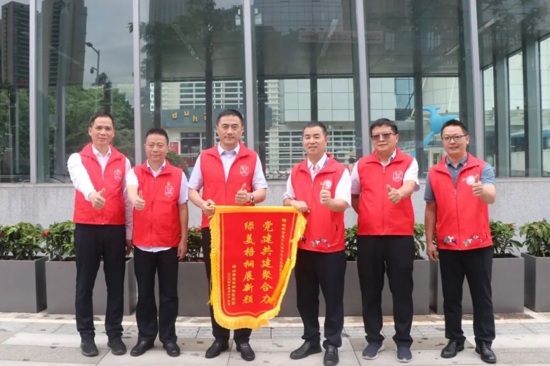 “添绿”正当时 城投在行动——区城投集团党委与海山街道梧桐社区党委联合开展“‘添绿’正当时”主题党日